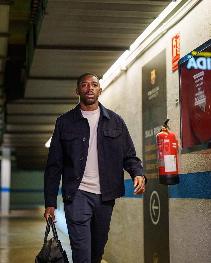 Ousmane Dembelé ya se encuentra en París para firmar un contrato de cinco años con el PSG tras el acuerdo alcanzado tanto con el futbolista como con su actual club, el Barcelona, informa RMC Sport.