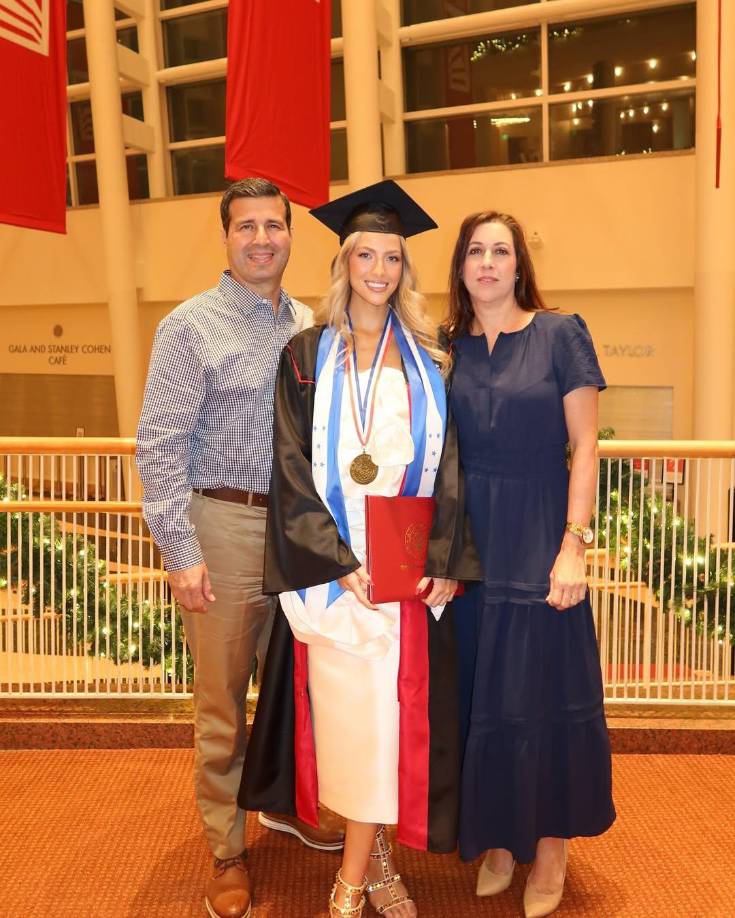 Asismismo, la ex representante de San Pedro Sula en el certamen de belleza nacional que luego viajó a Nueva Orleans para representar a Honduras, compartió orgullosamente una foto con sus padres, quienes la apoyaron durante toda su carrera. 