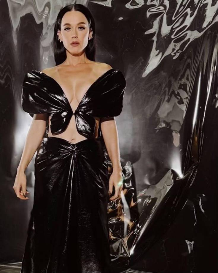 ‘Woman’s World’ recuerda vagamente a esa era con una versión exagerada de sí misma en la que perpetúa los clichés de una Perry acostumbrada al humor y a la provocación, aunque parte de la crítica lo ha catalogado como un flaco mensaje feminista.