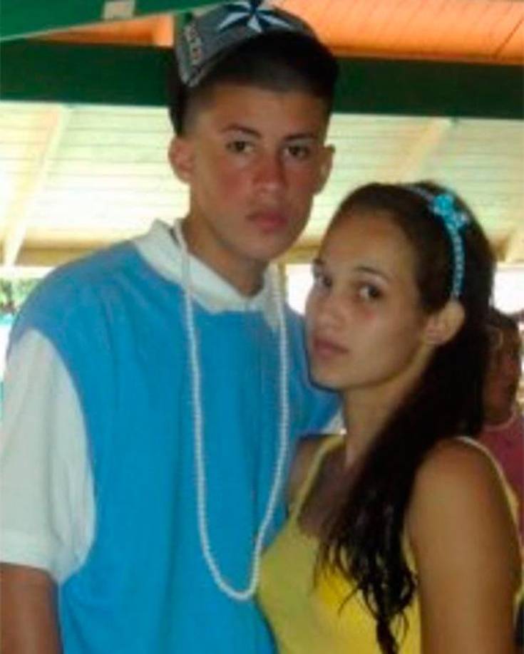 Bad Bunny comenzó a grabar canciones con el nombre artístico de “El Apto”. Le tomó cinco años intentarlo antes de tener su primera gran oportunidad en 2014 cuando el rapero puertorriqueño Tempo le ofreció la oportunidad de hacer una canción.