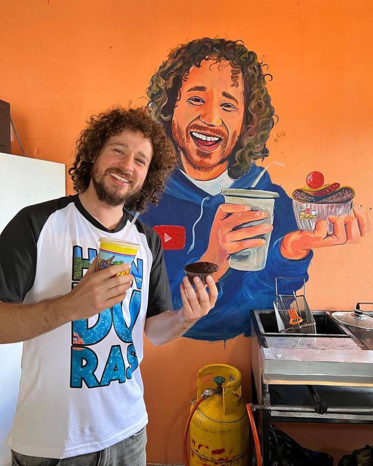 El famoso mexicano también ha visitados algunos negocios de emprendedores hondureños como el de Bayron Espinoza, un talentoso joven que tiene un pequeño y colorido local de venta de jugos en Tegucigalpa. En la imagen, Luisito posa junto a un mural que Espinoza realizó en su honor. 
