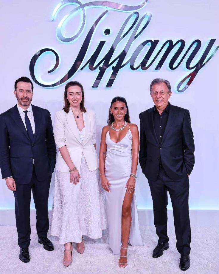 Antonela Roccuzzo se fotografió junto a miembros de la joyería Tiffany.