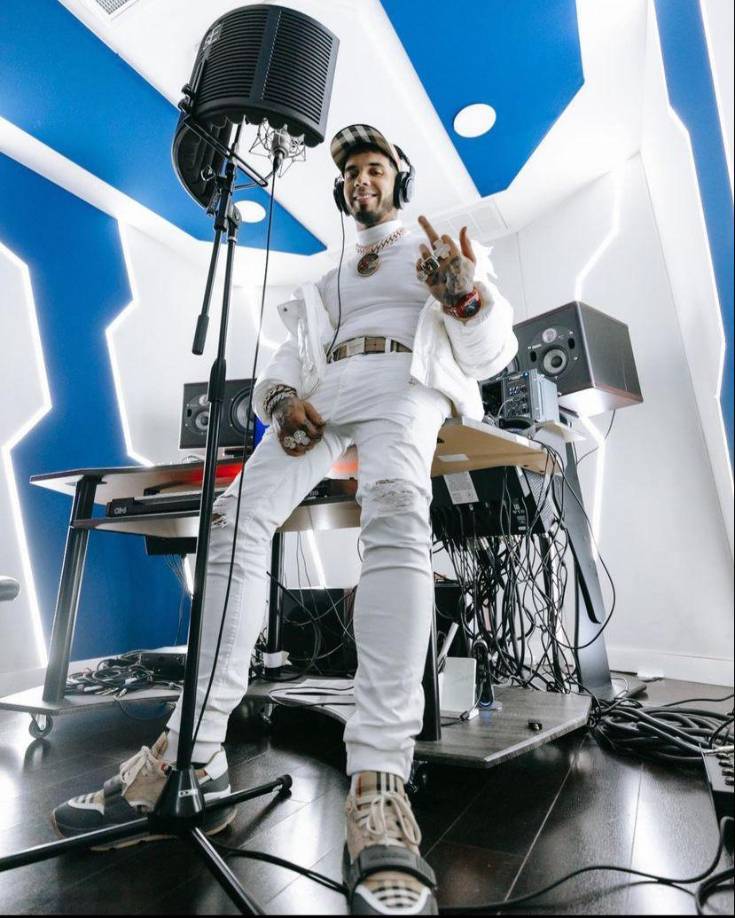 “Los hombres ya no lloran, los hombres facturan”, dice el encabezado de las fotografías donde se le ve grabando en un estudio. 