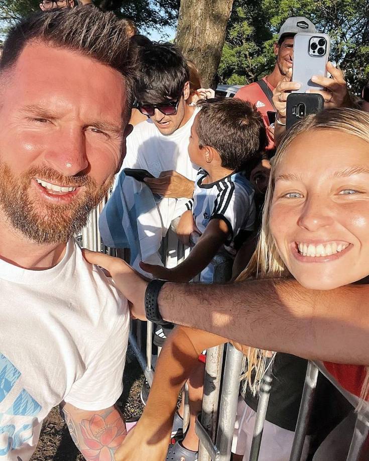 Messi posando con una sonrisa con esta aficionada rosarina.