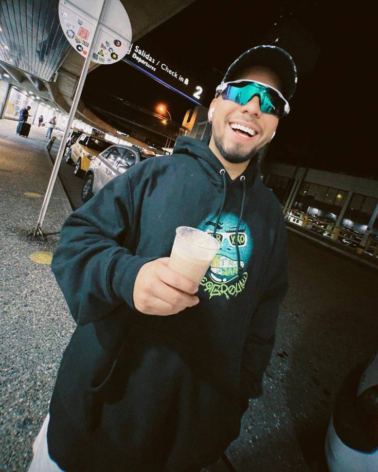 El show inició a las 7:40 p.m. con el DJ Sebaxx tocando temas clásicos del reguetón y los temas más sonados de Ferxxo. El protagonista de la noche salió a las 8:30 p.m., vestido de verde, gorra y gafas, como parte de su identidad musical.