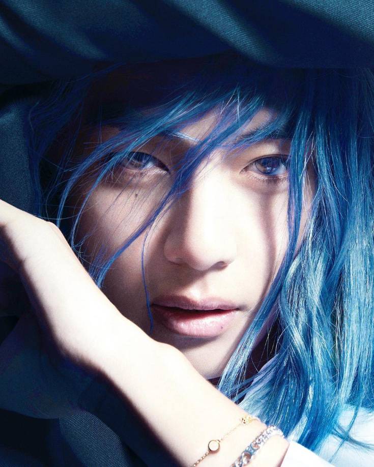 La elección de “White Christmas” no es casualidad. Esta canción ha sido un símbolo de las festividades navideñas durante décadas, y su mensaje de paz y esperanza resuena especialmente en estos tiempos. La nueva versión promete mantener la esencia del original, mientras incorpora elementos modernos del K-pop.