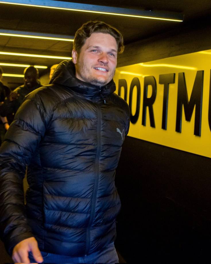 Edin Terzic, que ya fue entrenador interino del Borussia Dortmund con la marcha de Lucien Favre, vuelve al banquillo del club alemán. Aunque lo hace como entrenador fijo y con plenos derechos, firmando hasta junio de 2025.