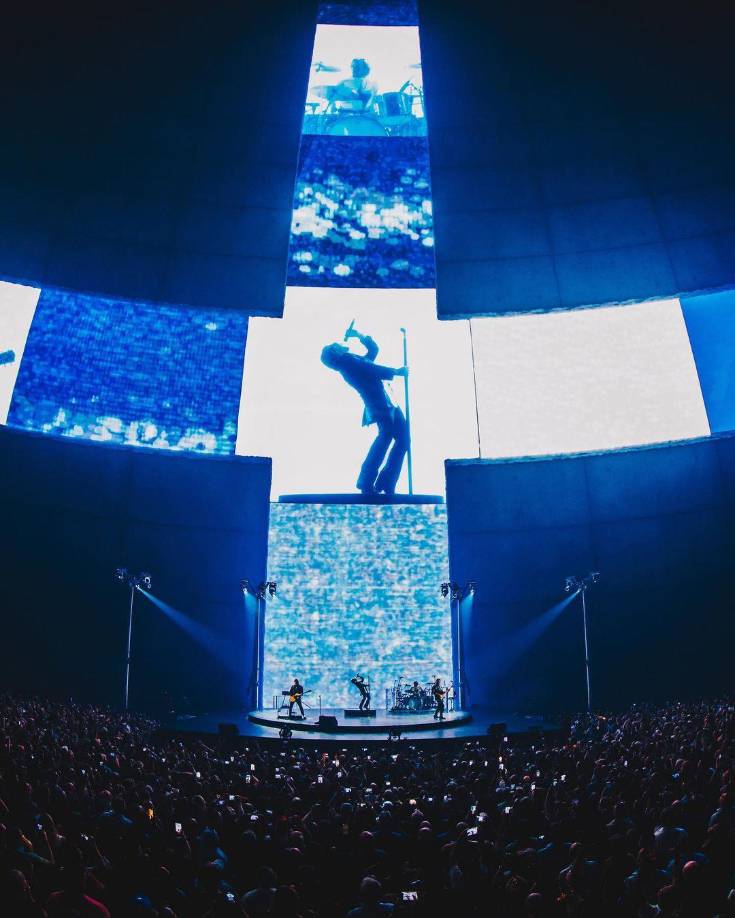Las leyendas del rock U2 lanzaron su residencia en Las Vegas el viernes por la noche, lo que marca la inauguración oficial de Sphere. Con 336 pies de alto y 516 pies de ancho, la Esfera ha sido descrita como la estructura esférica más grande del mundo que albergará una variedad de diferentes experiencias inmersivas en vivo. Una gran cantidad de celebridades se encontraban entre la multitud de más de 20.000 personas que pudieron ver por primera vez el tan esperado espectáculo. 