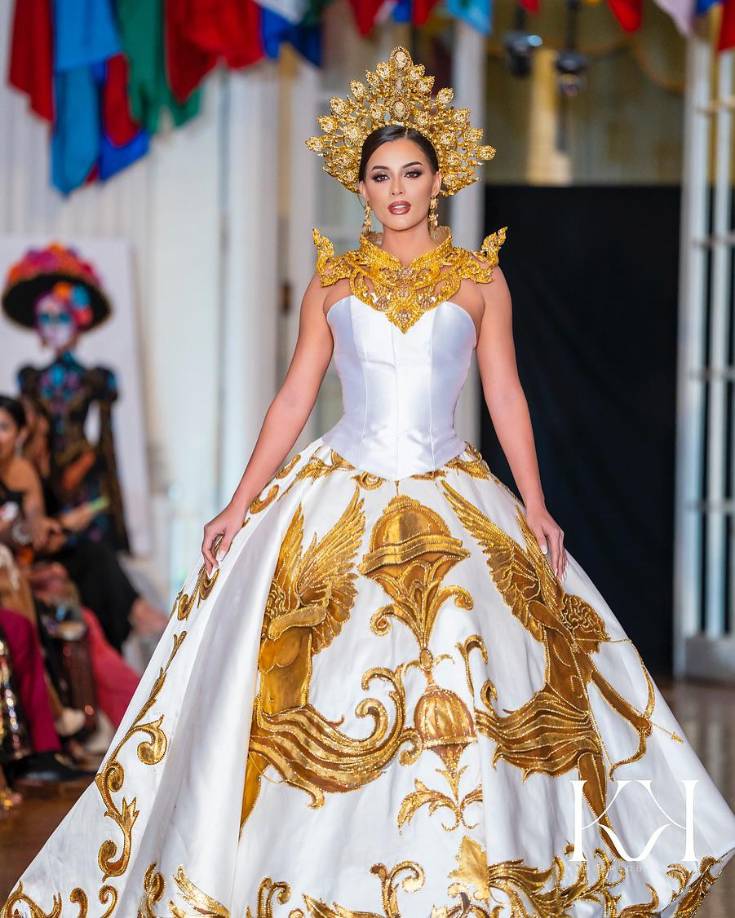 El desfile de Sánchez sobresalió también por la colaboración con la diseñadora Giannina Azar, quien presentó también elegantes conjuntos de vestir.