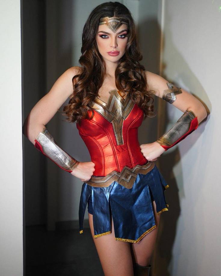 Nadia se convirtió en una celebridad local luego de su participación en el programa Parodiando de Telefuturo , un programa de televisión de 2015 en el que los participantes interpretan parodias de cantantes famosos, por sus parodias de artistas como Taylor Swift y Violetta .