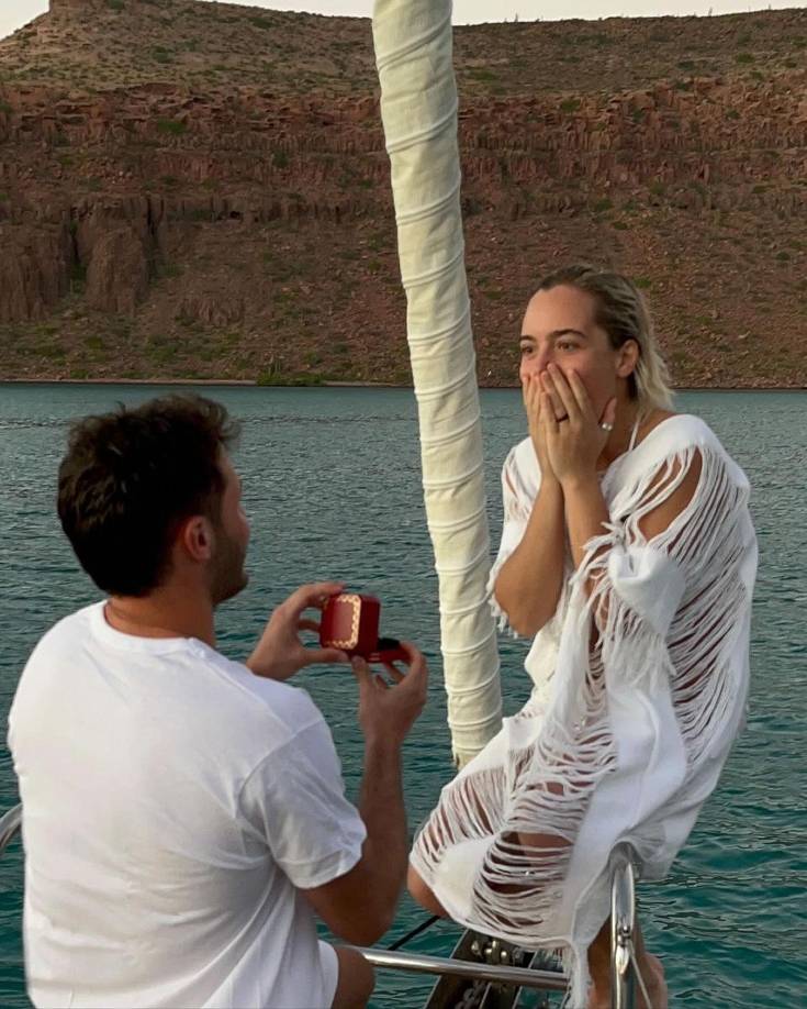 Desde sus primeros destellos con Cruz Azul, el ‘Bebote’ comenzó a su relación sentimental con la mexicana Fernanda Serrano. Fue el 14 de junio de 2020 que el deportista confirmó su noviazgo con su ahora esposa.