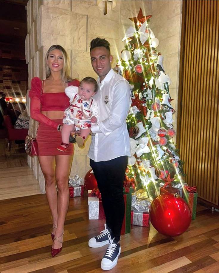 Lautaro Martínez, delantero del Inter de Milán, junto a su esposa Agustina Gandolfo y su hija.
