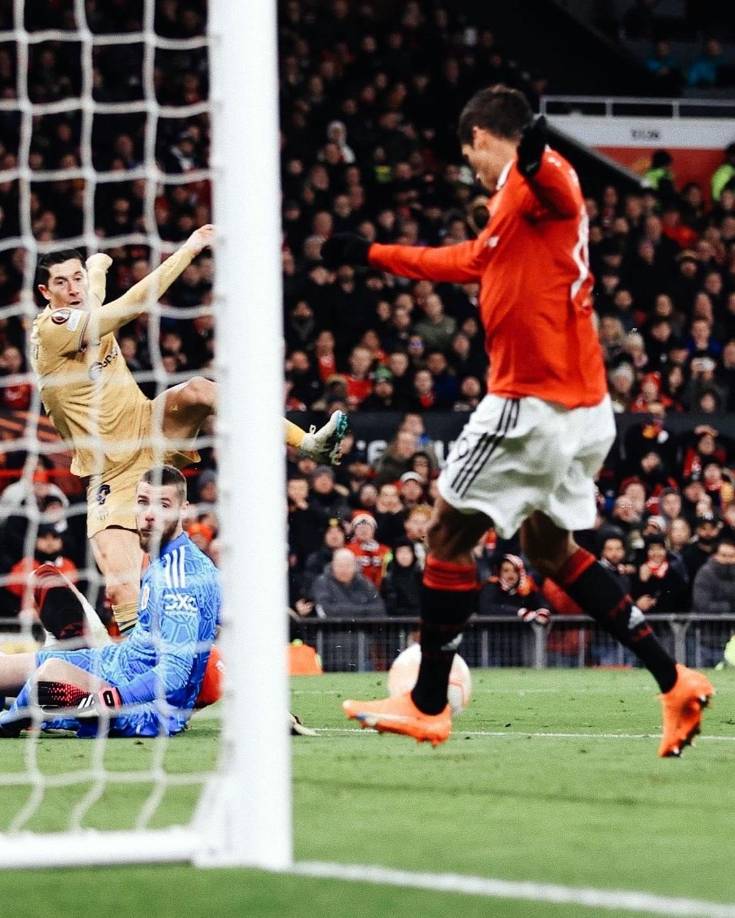 Raphael Varane salvó al Manchester United en la última jugada del partido tras parar un disparo de Robert Lewandowski.