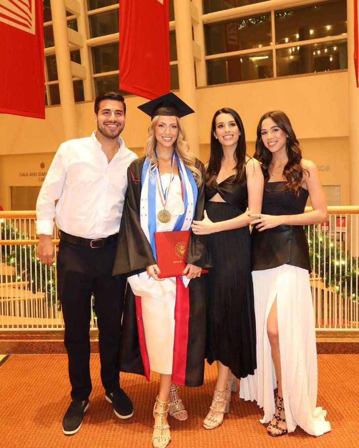 De igual forma, Rebeca posó muy contenta para marcar esta fecha especial con sus hermanos mayores, Alejandro, Vanessa y Paola.