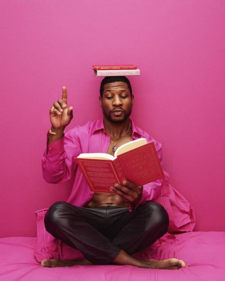 La mujer fue llevada al hospital con “lesiones menores en la cabeza y cuello”, según Deadline y Major fue acusado de agresión y acoso agravado. 