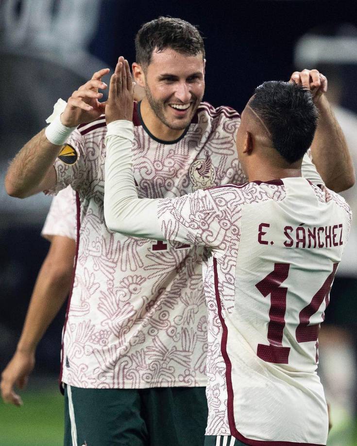 Delantero: Santiago Gimenez del Feyenoord de Países Bajos. El futbolista está pasando por un gran momento, por lo que apuntaría a ser titular. 