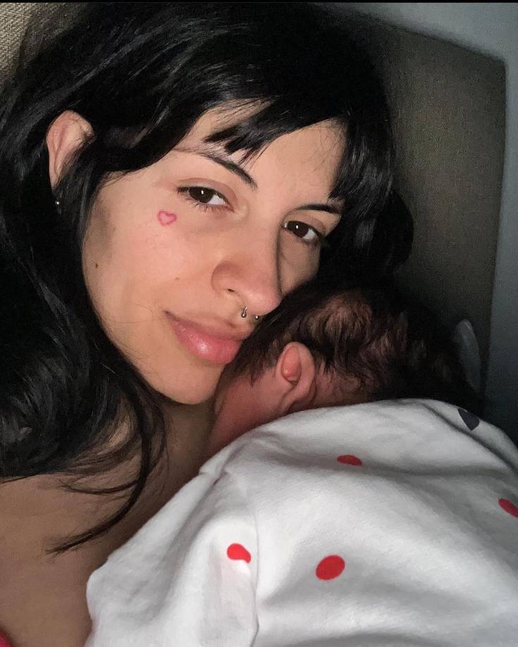 Recientemente Nodal aprovecho esta oportunidad en la celebración del Día de las Madres en Argentina, para compartir una fotografía inédita en sus historias de Instagram, donde se puede apreciar a Cazzu cambiando a la bebé en una cama con sábanas blancas.