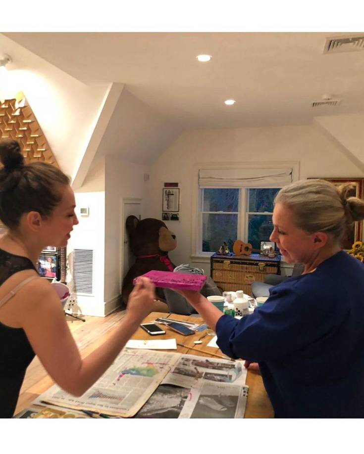 La noticia del fallecimiento de Ernestina Sodi ha conmovido a muchos, y las redes sociales se han llenado de mensajes de apoyo y condolencias para Thalía y su familia. 