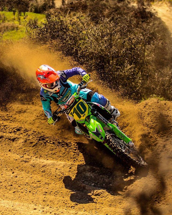 Y continúa: “Al otro lado de la berma, había un gran barranco y un montículo de tierra. Salí disparada por el barranco y caí de cara al fondo del montículo de tierra”.