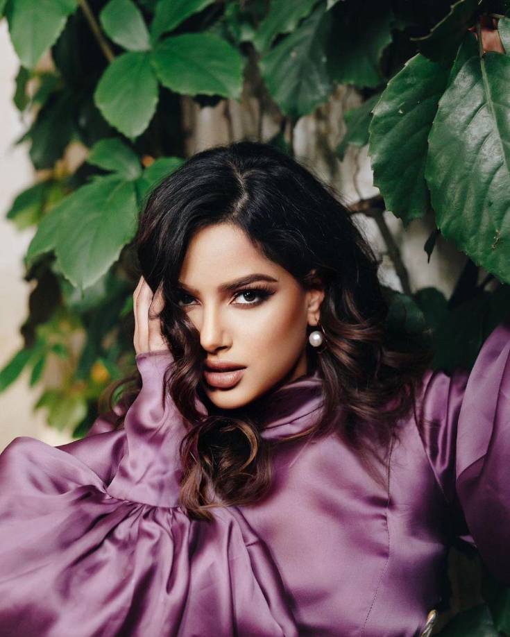 “Si tú crees que soy la chica más bonita y que por eso gané Miss Universo, estás equivocado. No seré la más bonita, pero quizá sí sea una de las mujeres más valientes y seguras que creen que incluso, si estoy gorda, o si estoy delgada, es mi cuerpo, y me amo a mí misma. Me encantan los cambios y deberías apreciarlo porque no todos pueden pasar por los cambios. Así que sé feliz si estás pasando por cambios. Si estás enfrentando desafíos en la vida, debes estar agradecido porque eso significa que algo bueno va a pasar”.