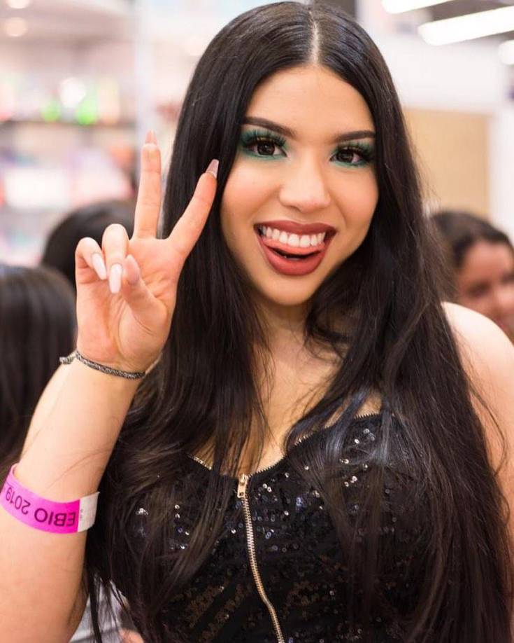 A sus 15 años Mua tomó cursos de maquillaje y comenzó a trabajar como maquillista.