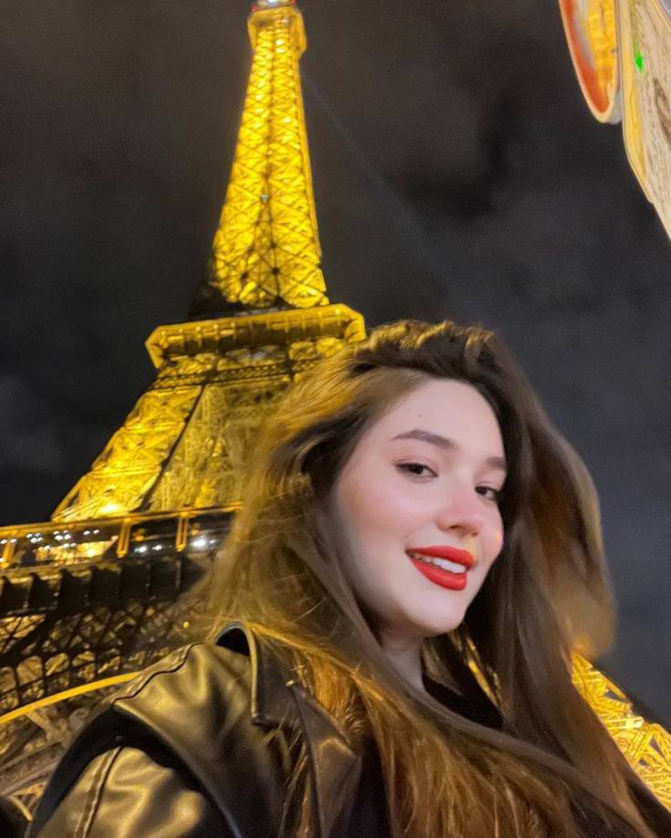 Frida Sofía está activa en redes sociales, donde constantemente comparte fotografías de sus viajes internacionales.