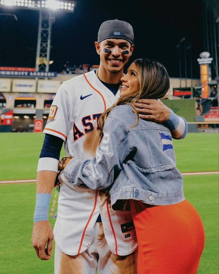 Nancy Herrera acompaña a Mauricio Dubón en esta gran aventura en las Grandes Ligas de Béisbol.