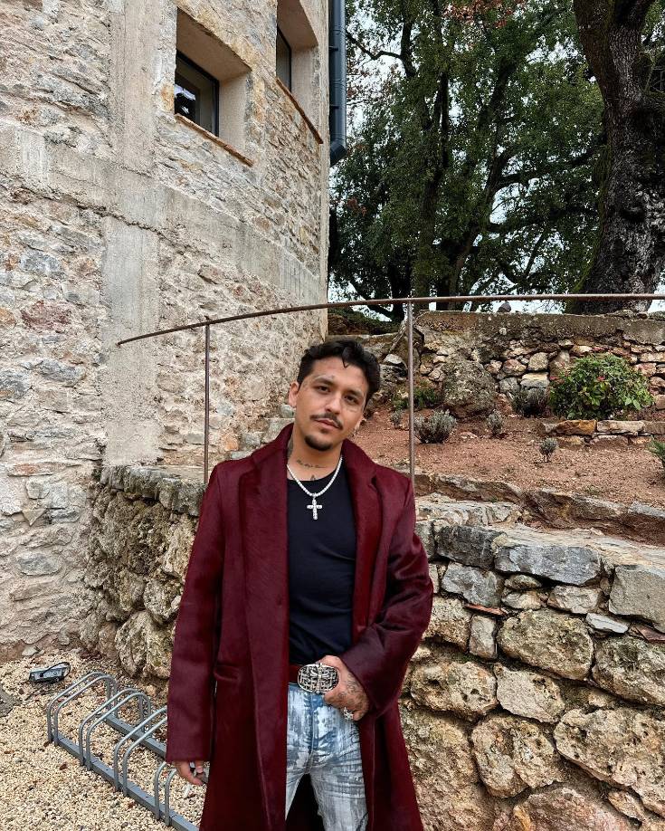 Algunas de esas imágenes nunca habían sido reveladas públicamente. De hecho, aparece una del día en que Inti nació y el cantante la sostiene en brazos con la boca cubierta con una mascarilla y usando una bata de hospital.