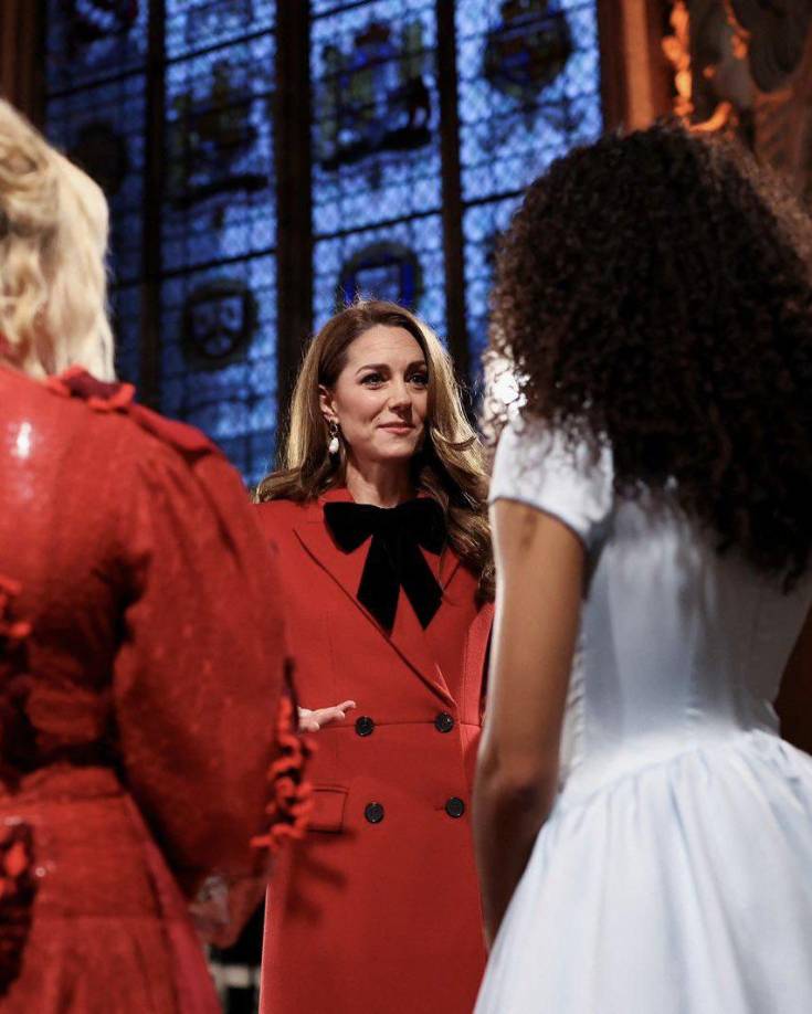 Entre los invitados se encontraban el intérprete de jazz Gregory Porter, que tocó ‘Do You Hear What I Hear?’; Paloma Faith, que cantó el clásico ‘This Christmas’; el actor Richard E. Grant (Saltburn), que leyó un pasaje del ‘Cuento de Navidad’ de Charles Dickens, y la estrella de ‘Downton Abbey’ Michelle Dockery, que pronunció unas reflexiones personales.