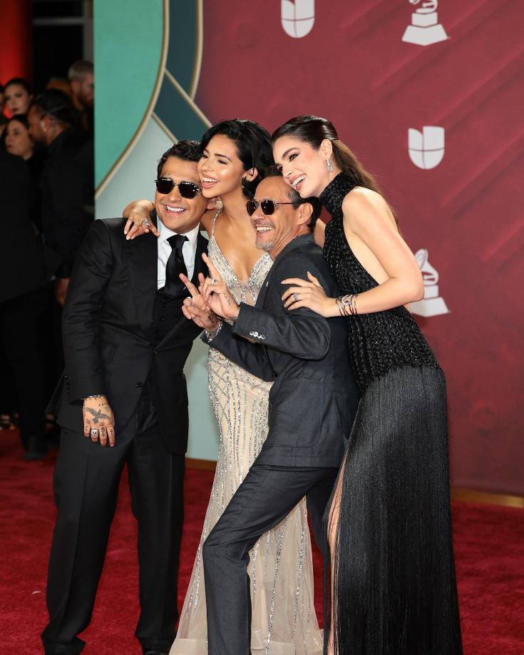 Los famosos posaron para la foto del recuedo.