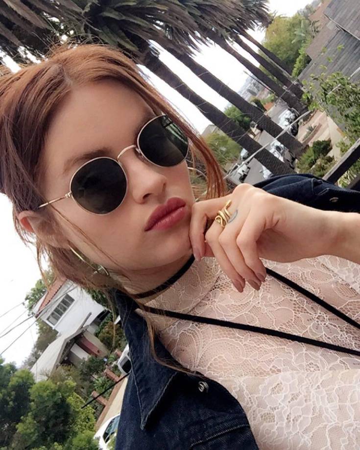 Alos 14 años obtuvo su primer trabajo. Stephanie Cam contó que trabajó en un salón de belleza haciendo varios diseños de uñas. 