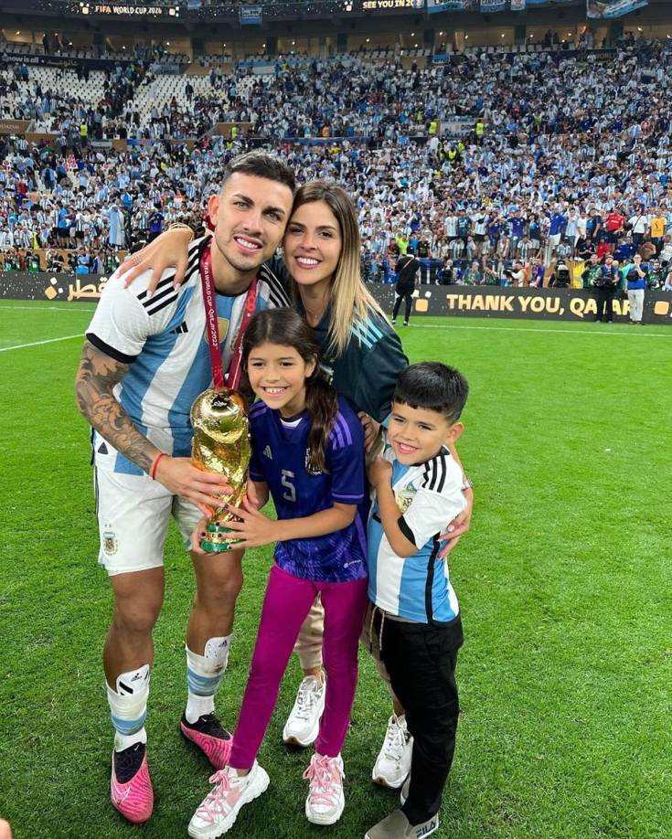 Leandro Paredes con su esposa e hijos. “Que orgullo siento, que alegria mas grande. GRACIAS MI AMOR. Gracias Argentina”, comentó Camila Galante.