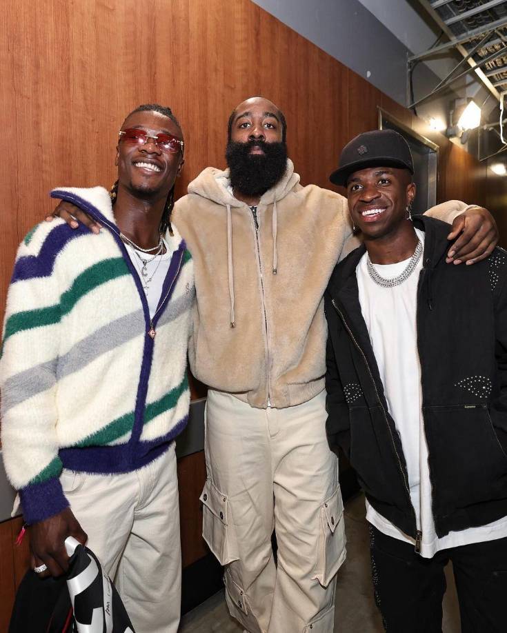 Vinicius y Eduardo Camavinga, además de compañeros en el Real Madrid, son grandes amigos y juntos viajaron a Estados Unidos para visitar algunos estadios de la liga norteamericana de baloncesto. En esta foto posan junto a una de las estrellas de la NBA James Harden, jugador de Los Angeles Clippers.