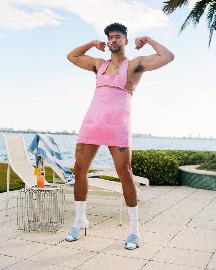 Destaca un vestido rosa ‘cut out’ que lució con calcetas blancas y unos ‘mules’ en azul bebé, una imagen que recuerda a una sesión de Brad Pitt para Rolling Stone en 1999, o a la reciente portada de Harry Styles con Vogue Estados Unidos.