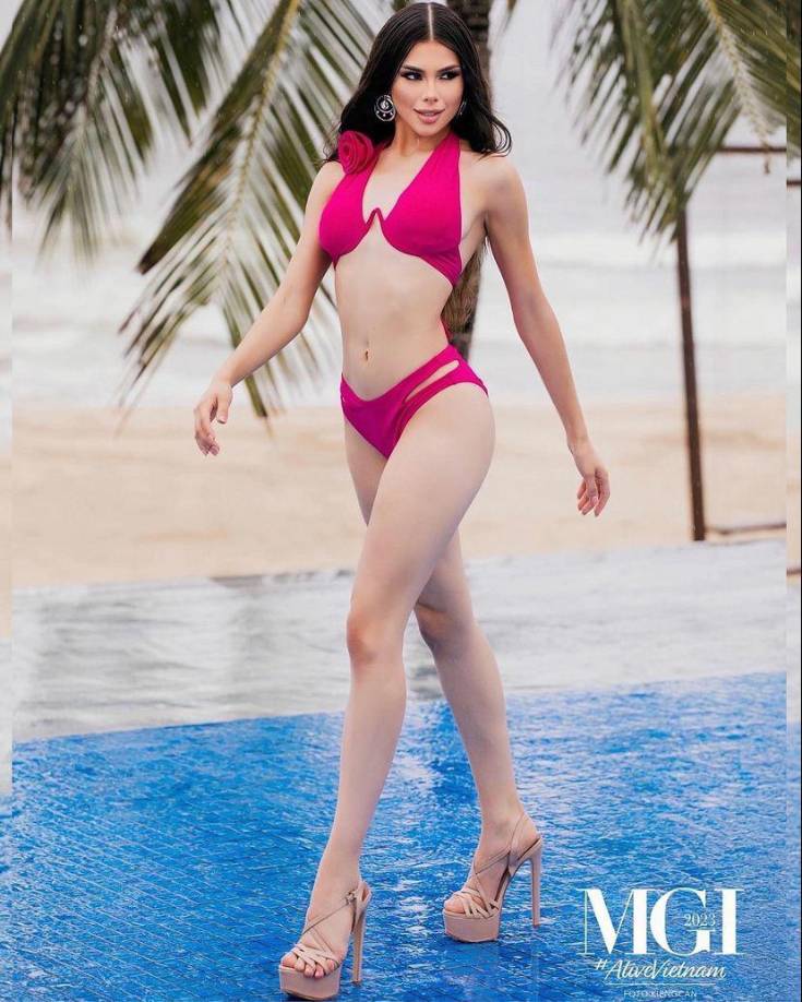 El escenario de la primera pasarela en traje de baño estaba repleto de agua, de manera que dificultaba la pasarela de las modelos, provocando caídas, pero Britthany Marroquín la dominó perfectamente modelando con seguridad y elegancia.