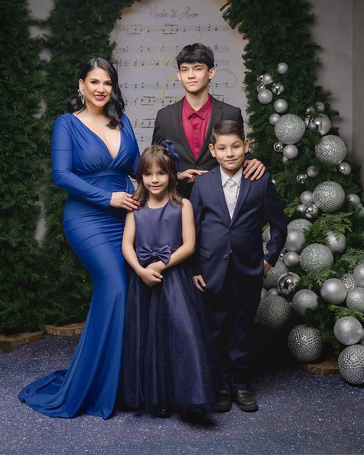 Stefany Galeano lució espectacular con su vestido azul royal y sus tres pequeños. 
