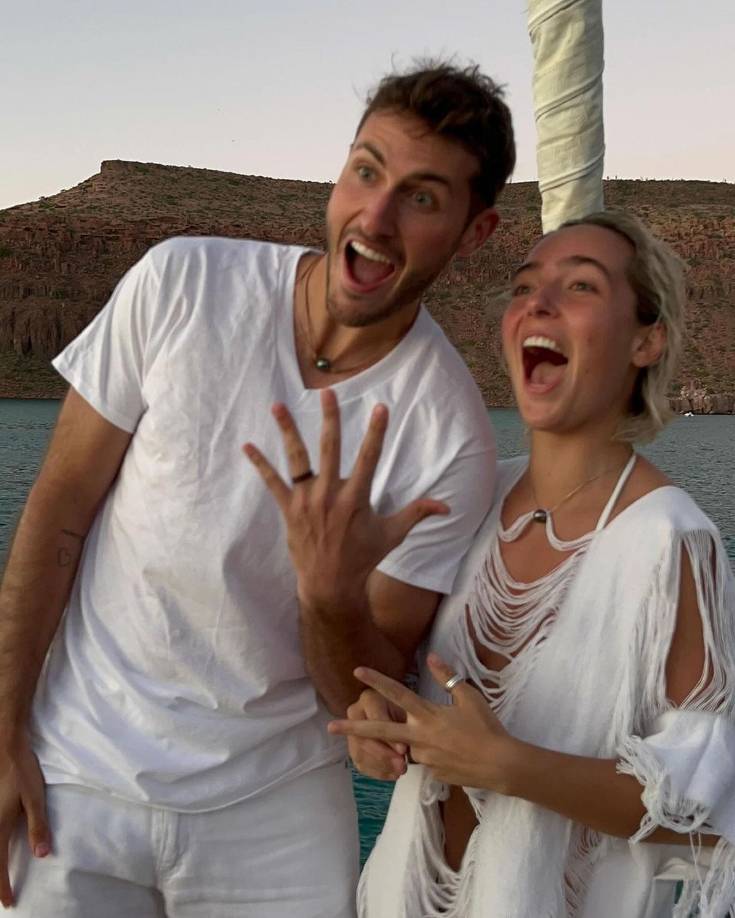 El éxito del ‘Chaquito’ se debe a la tenacidad y perseverancia; sin embargo, como gran parte de atletas en el mundo, el atacante mexicano también cuenta con su pareja y compañera de vida, Fernanda Serrano, con quien tiene una peculiar historia de amor.