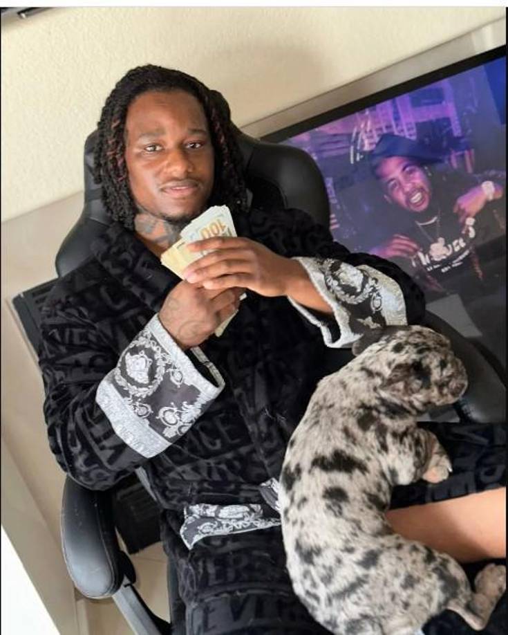 “El hecho de que Kenjuan confesó el asesinato en su letra... Los detalles proporcionados por Kenjuan en su video musical no fueron hechos públicos y no serían de conocimiento público”, decía la orden.