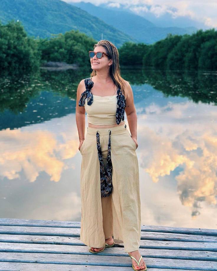 En otra de sus publicaciones, Cristina mostró más de la belleza natural de Trujillo, posando con un elegante traje de dos piezas en color beige y detalles negros en los hombros y abdomen.