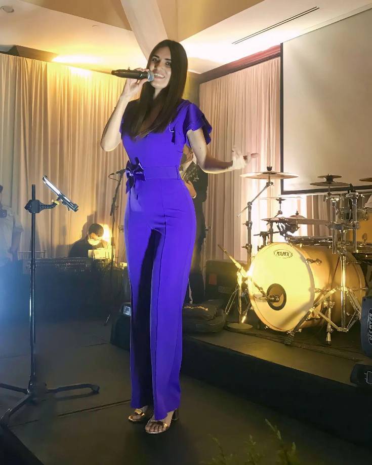 La artista Nina Maier cantará para las madres este sábado 13 de mayo en Backyard Smoke &amp; Grill a las 8:00 pm. También ofrecerá una “Fiesta Latina” esa misma noche a las 9:00 pm en La Taberna.