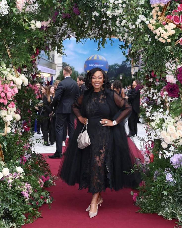 Mientras que la creadora de la serie, Shonda Rhimes, eligió unos kitten heels con textura, para lucir con vestido de encaje y transparencias negro.