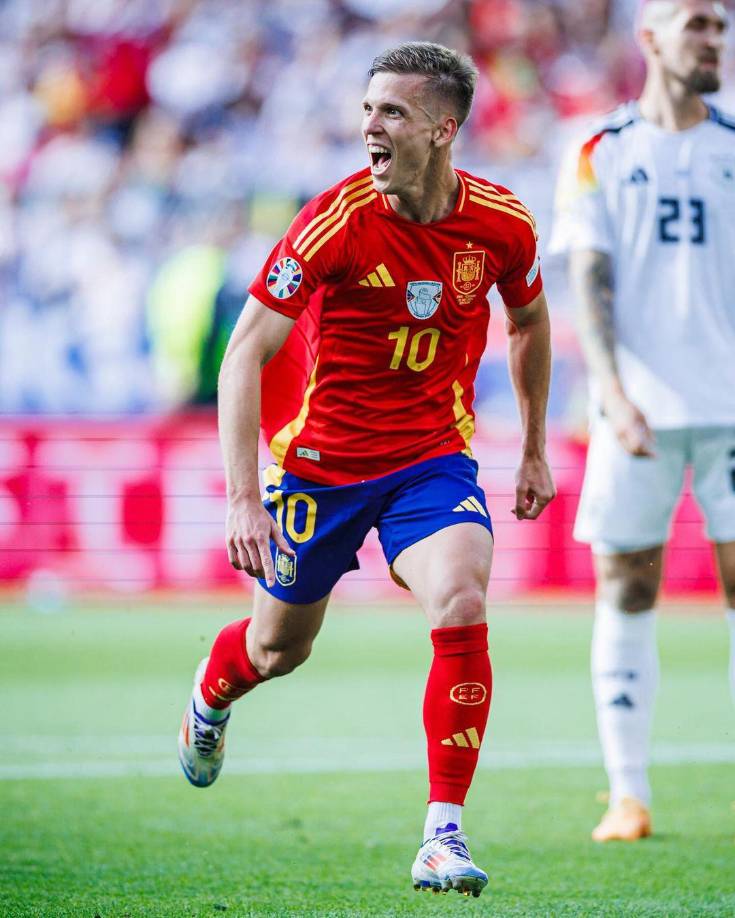 Sport revela que este miércoles hubo una reunión entre Deco, director deportivo del Barcelona, con los agentes de Dani Olmo. Su valor ronda los 60 millones de euros y el equipo azulgrana cree que sería el reemplazo ideal de Lewandowski.