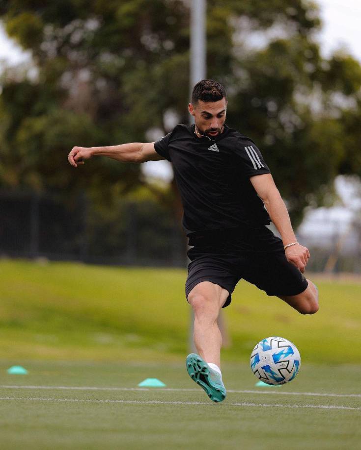 “Cuando reflexiono sobre los últimos 7 años de mi vida, sé en mi corazón que no podría haber logrado mucho de mi crecimiento personal y profesional, y mucho menos navegar por los desafíos de mi vida sin el amor y el apoyo de Becky a mi lado”, agregó.