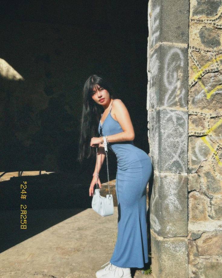 Además, su impresionante figura también es motivo de su popularidad. Tiene 24 años de edad y su vida no ha sido siempre de color de rosa. Recientemente, estuvo de invitada en un podcast llamado “Hablemos de Tal”.