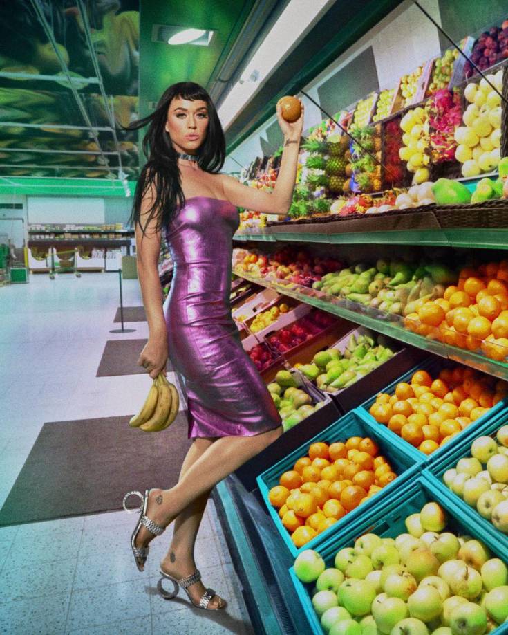 Con el empoderamiento femenino por bandera, la cantante no pierde de vista la fórmula de sus mejores sencillos, como ‘Teenage Dream’ o ‘California Gurls’: letras cargadas optimismo y en los que predominaban los vídeos musicales atrevidos, divertidos, con una puesta en escena pomposa, colorida y sexy.