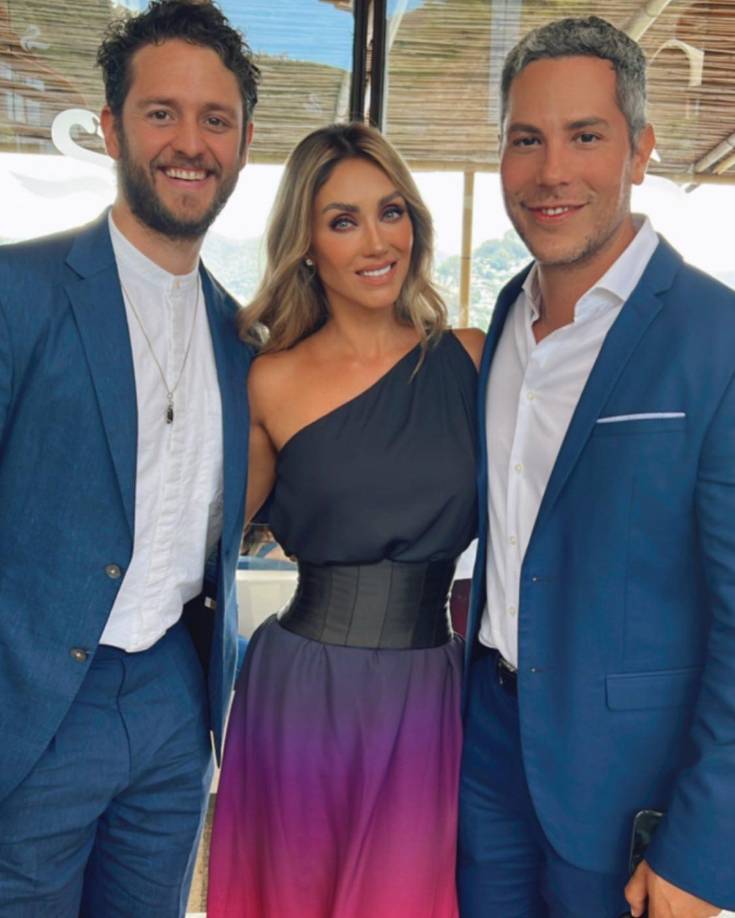 Christopher Uckermann, Anahí Puente y Christian Chávez acudieron a su boda. “¡Aquí estamos! Celebrando el amor. Maite te amamos”, escribieron con esta imagen.