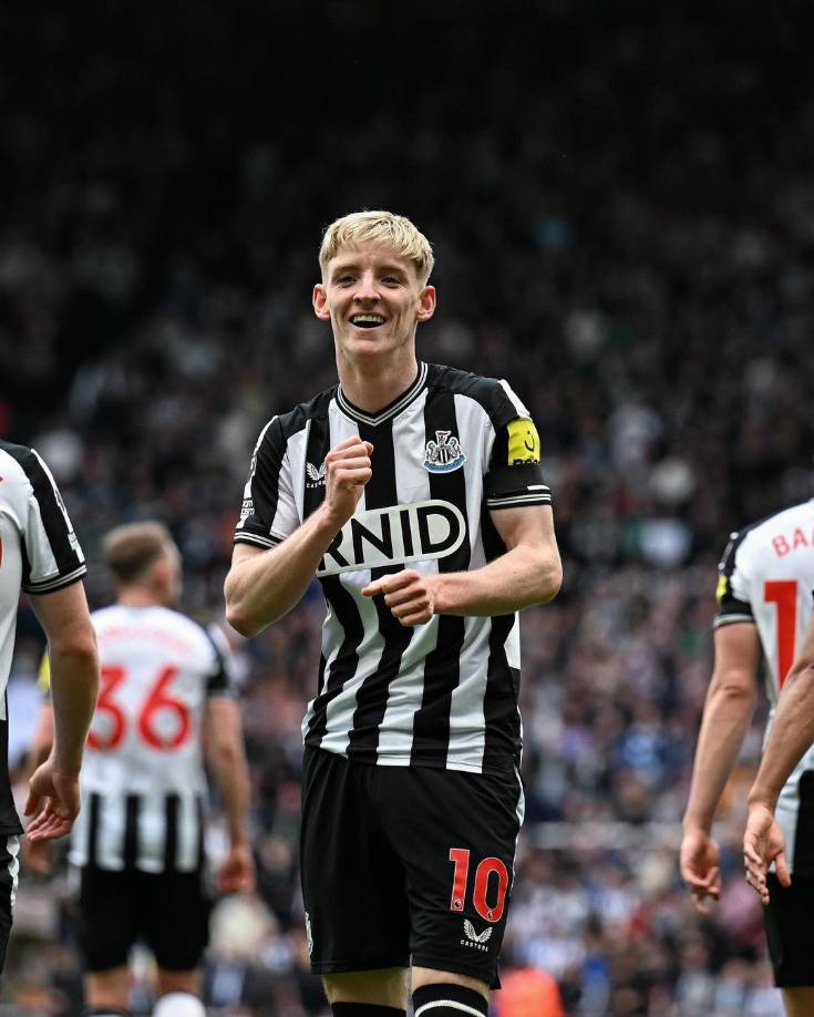 Según The Guardian, el PSG y Liverpool tuvieron los primeros acercamientos por el extremo del Newcastle, Anthony Gordon.