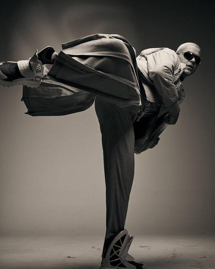 Para su personaje de Sanji en “One Piece” tuvo que tomar lecciones de cocina y artes marciales. Tiene 27 añps y mide 1,83 metros. Le gustan los deportes extremos, paracaidismo, escalar montañas, entre otros. El actor hace el doblaje en español de su personaje en la serie.