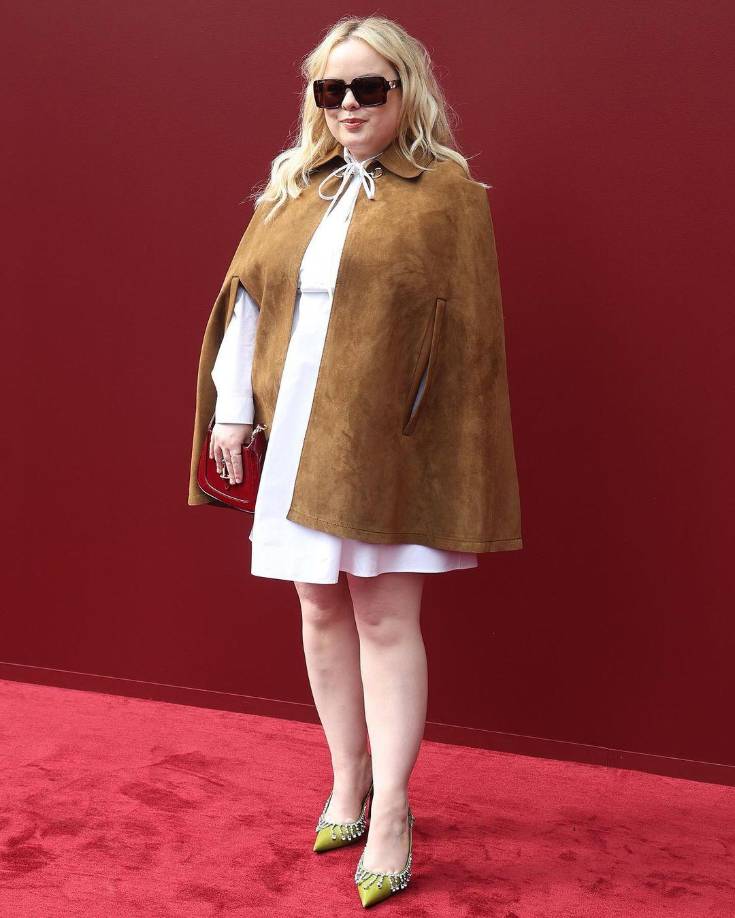 Nicola Coughlan lució un vestido blanco estilo boho con una capa.