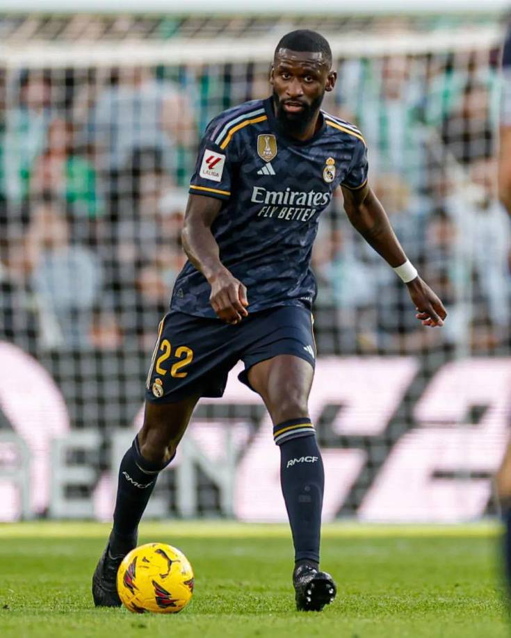 El Chiringuito informa que el Al Ittihad de Benzema, le ofrece 13 millones de euros por temporada a Rudiger para que abandonde el Real Madrid. Sería el defensor mejor pagado de la liga de Arabia Saudita en caso de aceptar la propuesta.